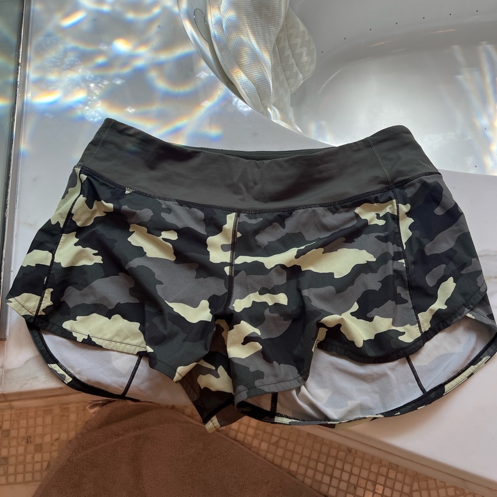 Lululemon camo speed up shorts 4in size 12